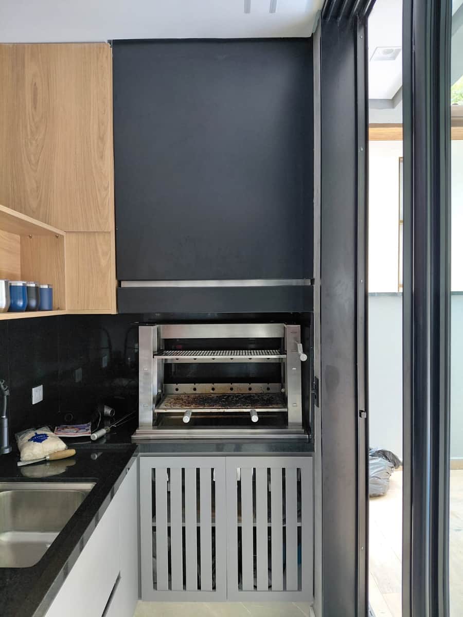 Churrasqueira em inox embutida na área gourmet