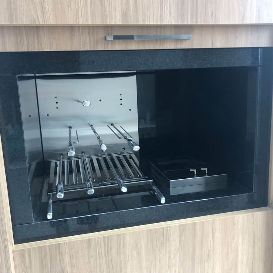 Churrasqueira em inox com espetos