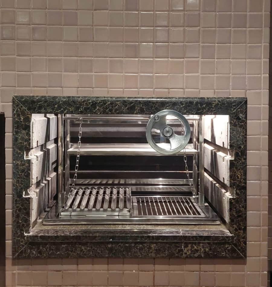 Churrasqueira em inox com bancada de mármore e roda