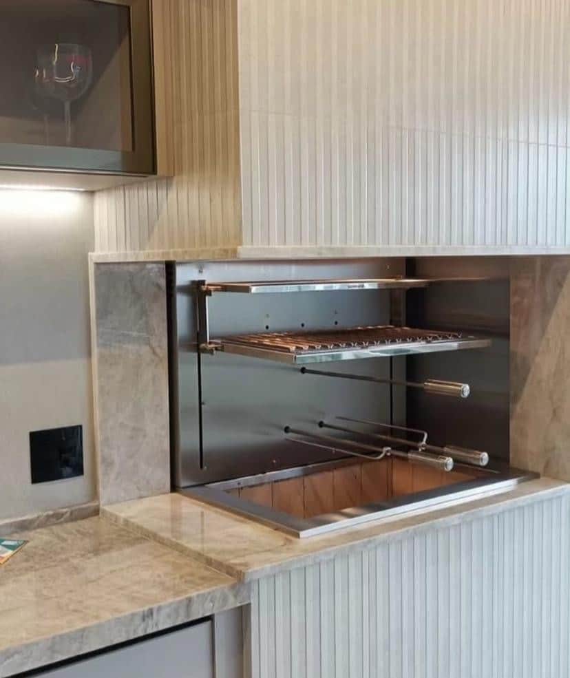 Churrasqueira em inox com espeto giratório